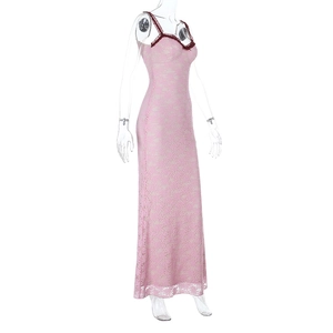 Detailansicht aus rosa Spitze mit roten Häkelbesätzen an einem figurbetonten Trägerkleid