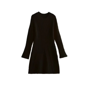 Détail de la texture en maille côtelée noire sur robe moulante à manches longues