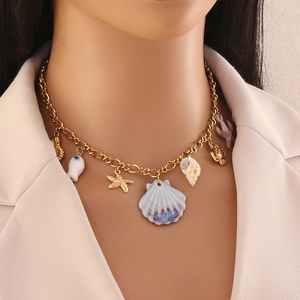 Collana dorata in acciaio inossidabile con ciondoli a conchiglia su modella