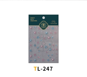 Dettaglio degli adesivi per unghie 3D TL-247 con fiori rosa e blu e accenti di perle