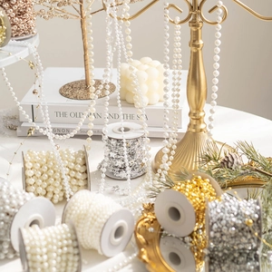 Perles blanches et chaînes d'étoiles dorées pour bricolage de Noël et décoration festive