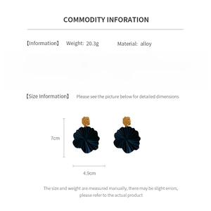 Infographic showing blue flower earrings specifications: 20.3g weight and 7cm x 4.9cm size