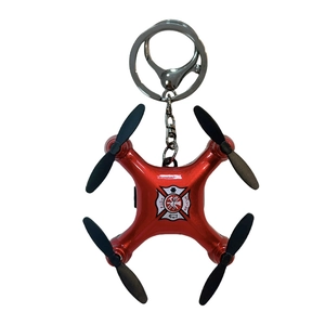 Miniatuur rode drone model sleutelhanger met zwarte propellers en stevige metalen ring