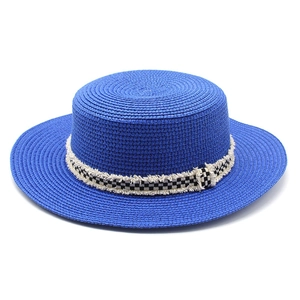 Chapeau canotier bleu vif à bord plat avec ruban à damier noir et blanc et franges