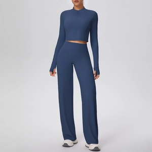 Détail de la manchette passe-pouce et du tissu brossé de l'ensemble de yoga bleu