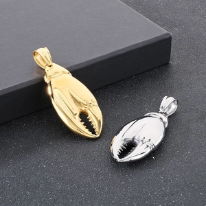 Makroaufnahme von Krabbenscheren-Anhängern in Gold und Silber aus Edelstahl