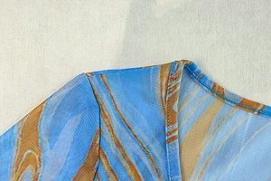 Détail du tissu en maille imprimé marbre bleu et marron avec couture de haute qualité