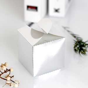 Vue détaillée d'une boîte cadeau mariage élégante en argent avec effet miroir