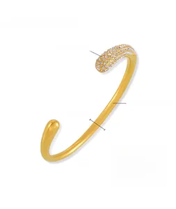 Détail d'un bracelet jonc doré en acier titane serti de strass brillants