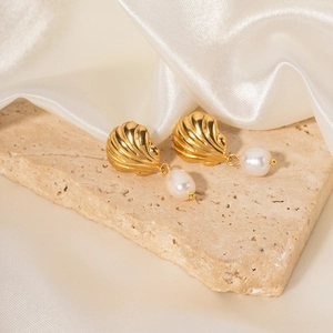 Boucles d'oreilles élégantes en acier doré avec motif coquillage et perles