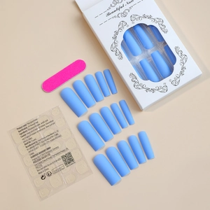 Détail du kit de faux ongles longs bleu mat avec lime rose et autocollants de colle
