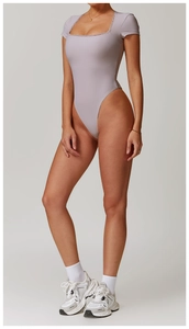 Dettaglio del body a coste lavanda con scollo a cuore e delicato bordo in pizzo
