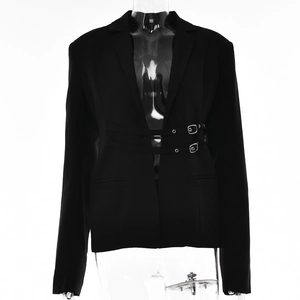 Damen Blazer in Schwarz mit langen Ärmeln und modischem Gürtel mit Metallschnalle
