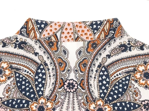 Détail du col à motif cachemire sur une robe en lin respirant de style bohème
