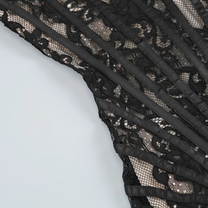 Détail de la dentelle noire élégante et des baleines de corset en satin sur la robe
