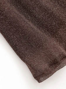 Dettaglio ravvicinato di tessuto a maglia bronzo scuro con filato metallico lucido