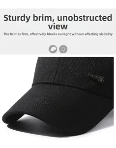 Détail de la visière de casquette noire avec gaufrage SPORT et logo en métal
