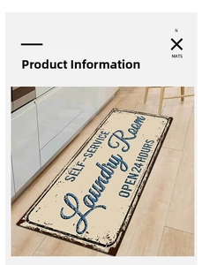 Dettaglio del tappeto lavanderia stile vintage con scritte blu su fondo crema