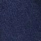 Makro-Textur aus tiefblauem Faltenstoff mit detailliertem Web- und Fasermuster