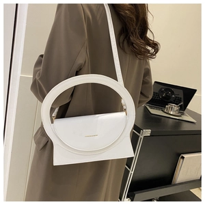 Detail der weißen geometrischen Handtasche mit rundem Griff und FASHION & BAGS Aufdruck