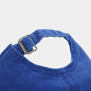 Casquette de baseball bleue vintage avec broderie 77 et boucle réglable en bronze