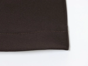 Détail d'un blazer marron foncé avec texture sergé de qualité et coutures de précision