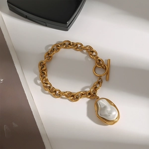 Baroque pearl pendant bracelet in 18k gold plated stainless steel with toggle clasp