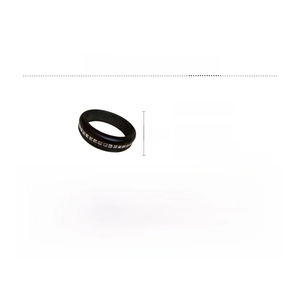 Détail macro du bracelet en bois à rivets montrant le diamètre 8cm et l'intérieur 6,9cm