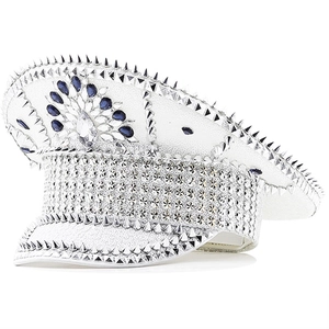 Détails des strass scintillants et pointes argentées sur ce chapeau de capitaine blanc