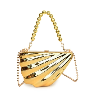 Elegante borsa da sera dorata a conchiglia con manico di perle e catena