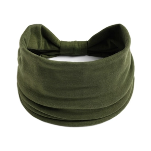 Dettaglio fascia per yoga elastica verde oliva con trama a maglia e dettagli pieghettati