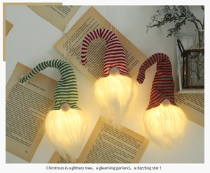 Détail de trois nains de Noël lumineux avec éclairage LED et textures en tricot