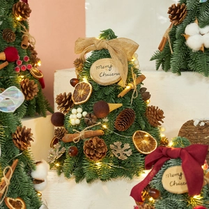 Mini albero di Natale in feltro con pigne, arance essiccate e luci LED calde