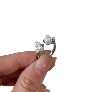 Elegante anello aperto in stile francese in argento con perle bianche e zirconi