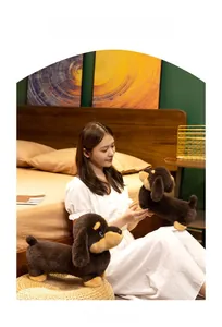 Détail de peluches de teckel montrant la texture douce de la fourrure dans un décor cosy
