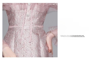 Détail d'une robe en maille rose avec strass en étoile et texture jacquard riche