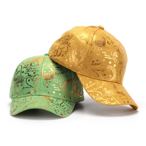 Détail de casquettes de baseball vertes et jaunes avec motifs graffiti dorés et LOVE