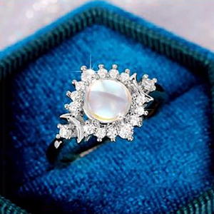 Vue détaillée d'une bague céleste vintage avec pierre de lune et détails d'étoiles