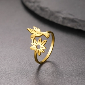 18K gold-plated stainless steel ring featuring hummingbird and floral garden motif