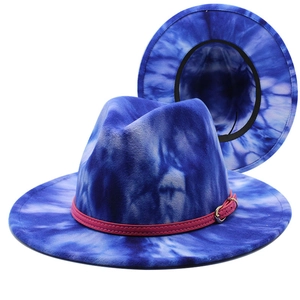 Chapeau Fedora en laine tie-dye bleu et blanc avec ruban en cuir rouge et boucle dorée