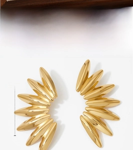 Macro detail of leaf-shaped gold hip hop earring with 60mm height dimension