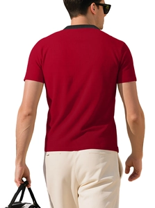Vue arrière du t-shirt henley en maille gaufrée rouge pour homme montrant la texture