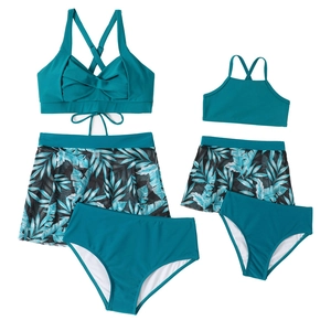 Maillots de bain mère et fille bleu sarcelle avec jupes imprimé tropical