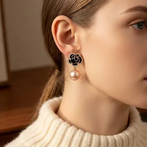 Ohrringe mit Zirkonia-Blumen, schwarzer Kamelie und hängender rosafarbener Perle