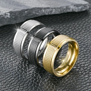 Dreiteiliges Herrenring-Set aus Titanstahl mit Karotextur in Silber, Gold und Schwarz
