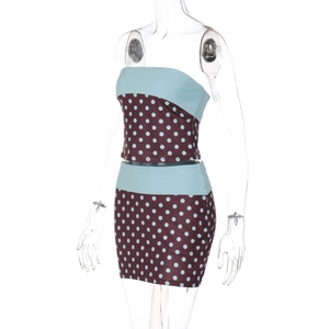 Détail du haut bandeau bordeaux à pois et jupe courte sur mannequin transparent
