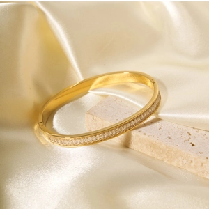 Dettaglio di un bracciale in acciaio inossidabile placcato oro 18k con zirconi bianchi