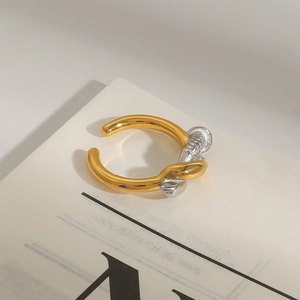 Vue détaillée d'une bague spirale bicolore avec finitions polies dorées et argentées