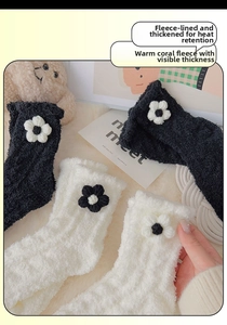 Detailansicht dicker Korallenvlies-Thermosocken mit kleinen Strickblumen für den Winter