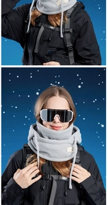 Détail du cache-col en tricot gris avec cordon réglable et écusson de montagne minimaliste